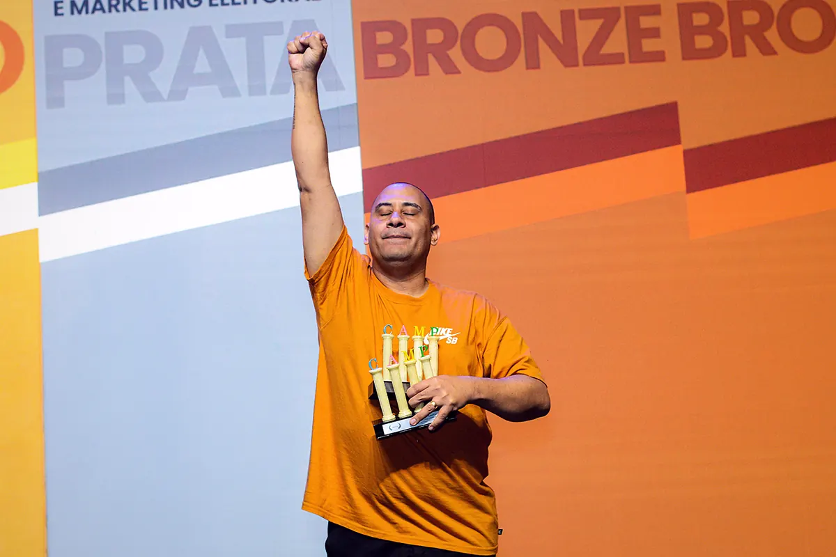 Lucas Pimenta, consultor político, recebe o Prêmio CAMP 2025
